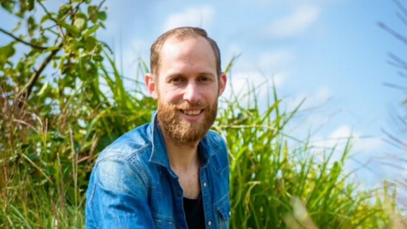 Daniël Troost in gesprek met zijn klas over discriminatie